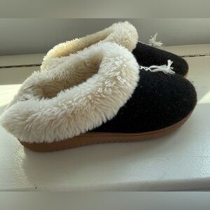 dearfoams Cream Faux-Shearling Lined Slip-On women’s size 5-6 small